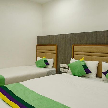 Treebo Urban, 1 Km From Railway Station Hotel Surat Exterior photo