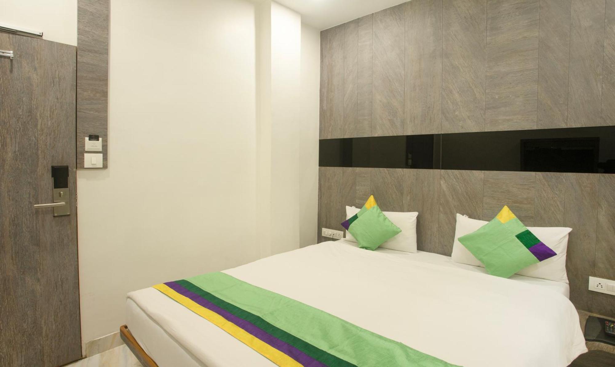 Treebo Urban, 1 Km From Railway Station Hotel Surat Exterior photo