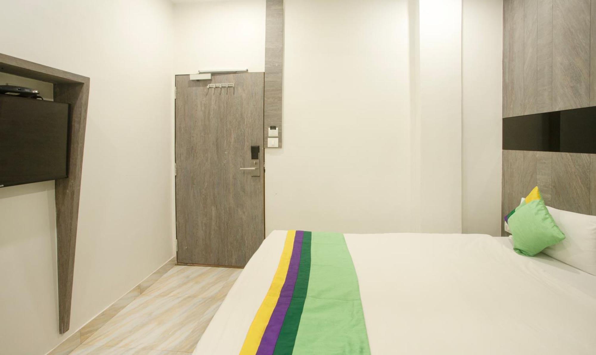 Treebo Urban, 1 Km From Railway Station Hotel Surat Exterior photo