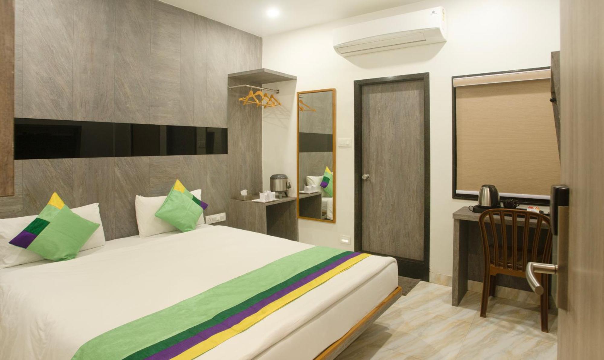 Treebo Urban, 1 Km From Railway Station Hotel Surat Exterior photo