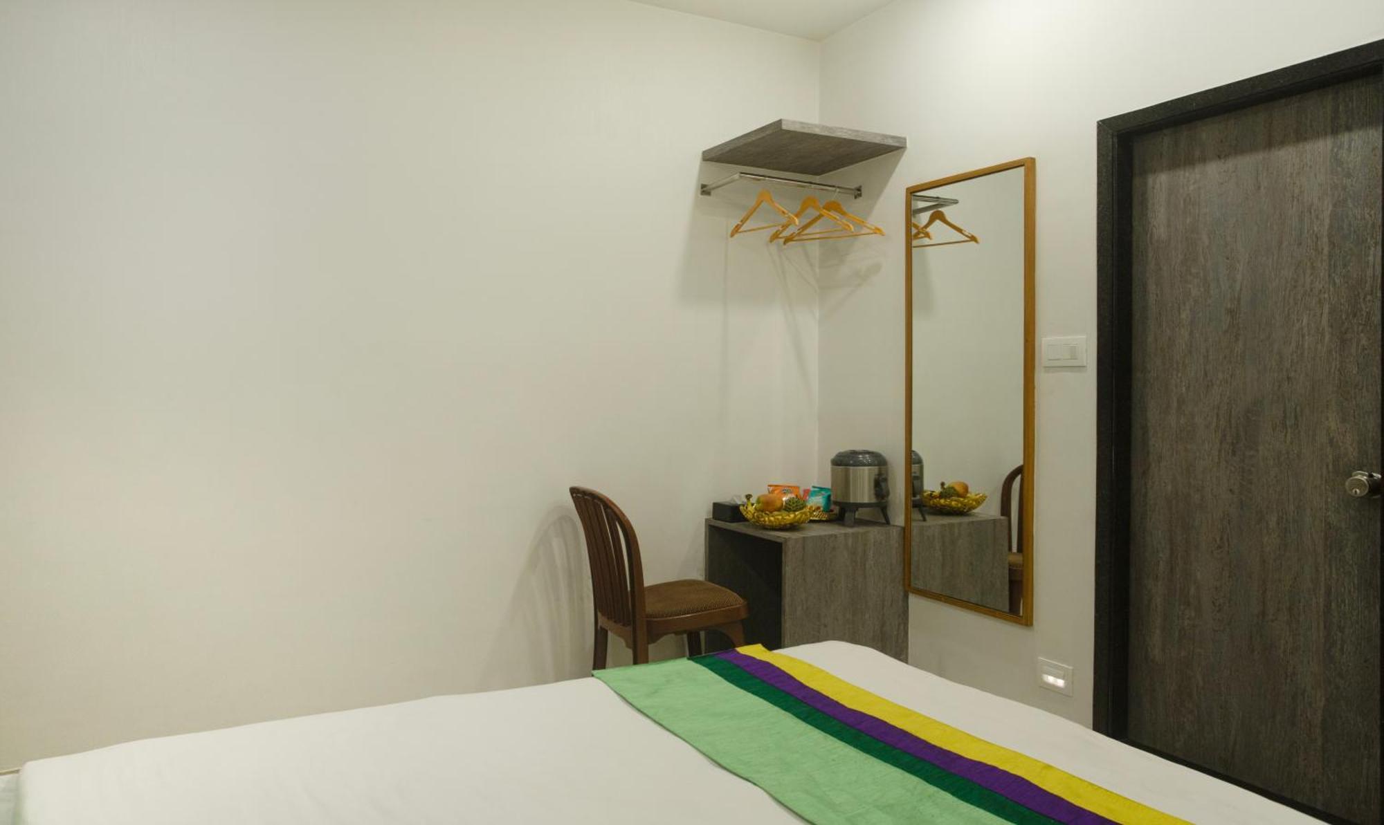 Treebo Urban, 1 Km From Railway Station Hotel Surat Exterior photo
