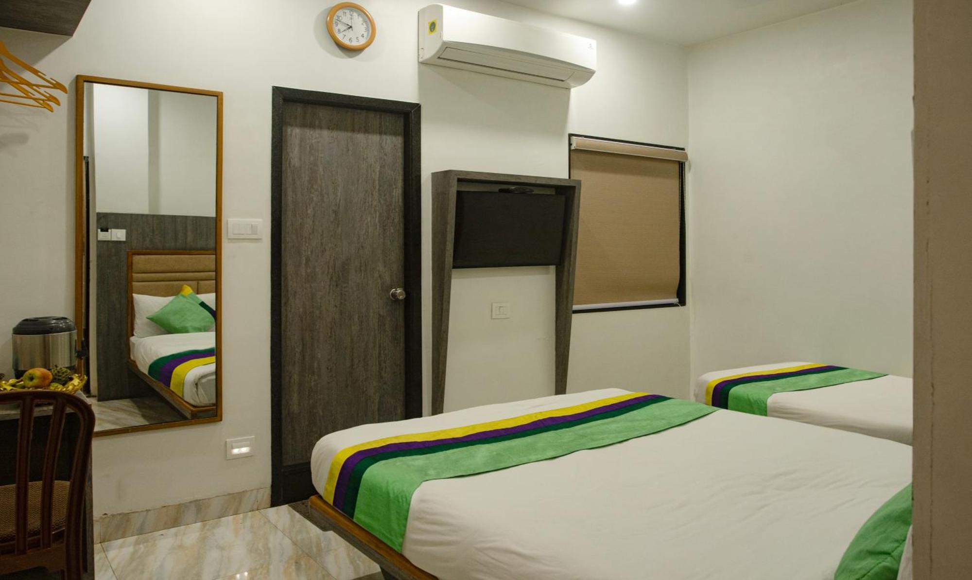 Treebo Urban, 1 Km From Railway Station Hotel Surat Exterior photo