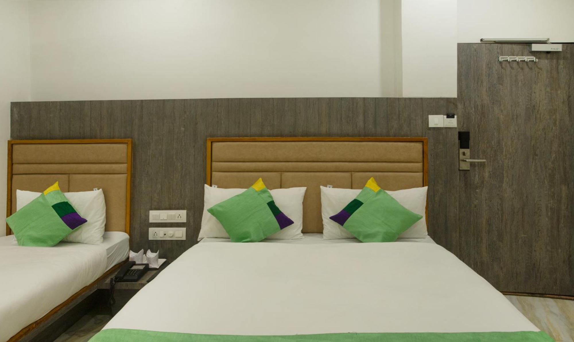 Treebo Urban, 1 Km From Railway Station Hotel Surat Exterior photo