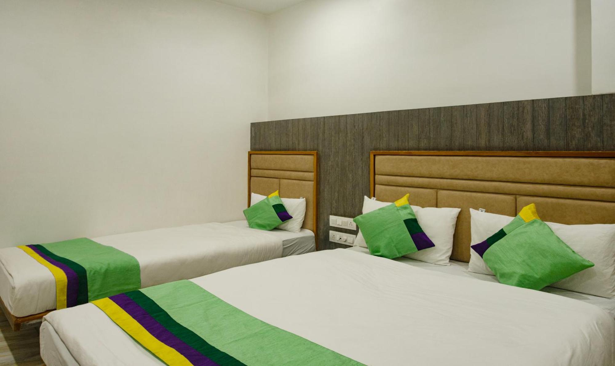 Treebo Urban, 1 Km From Railway Station Hotel Surat Exterior photo